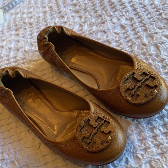 Tory Burch Teva Tumbled Leather Flats with Logo - Picture 3 of 16